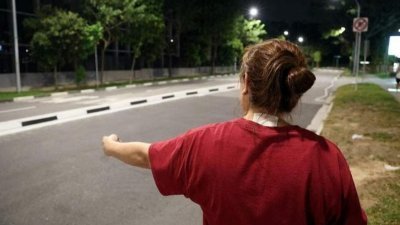 受害者陈太太清晨走在路上时，遭少年手持铁棒攻击背部，导致后背受伤。