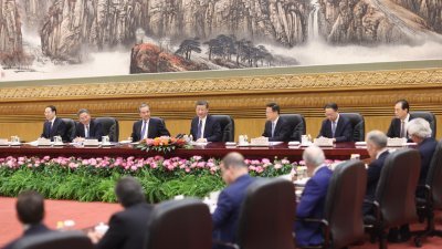 中国国家主席习近平周三上午在北京人民大会堂，会见美国工商界和战略学术界代表。陪同出席参加会见的还有中国外长王毅。（图取自中新社）