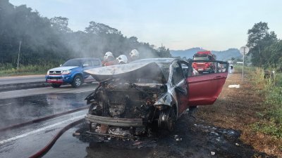 行驶中的一辆国产车不知何故突然起火，结果被烧毁。