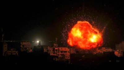 以色列持续轰炸加沙地带，一颗火球周二晚照亮了南部城市拉法的夜空，这是加沙仅存未被以色列地面部队袭击的城市中心。（图取自法新社）
