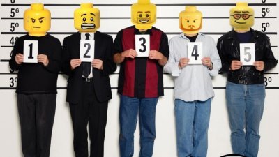 自2023年初以来，美国加州穆列塔警察局一直在社交网站上的帖子中使用乐高头像和表情符号来遮盖人们的脸部。不过，本月18日的一份有关其政策的声明配图，引发外界的关注，并引来媒体报导。（图取自面子书/Murrieta Police Department）