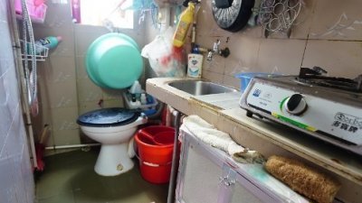 不少杀房要多户共用厨厕，甚至“厨厕合一”，冲厕水 “喷到饭菜”。图源：香港东网