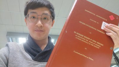 陈子扬在其自营的“羊兄Kopitiam”YouTube频道，发布了在英国档案局找到红色封面的1956年华社备忘录，引起社会关注。