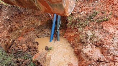 甘榜巴力阿沙附近的水管爆裂，导致峇县大制水水。（图片来自《大都会日报》）
