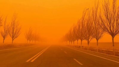 受沙尘暴来袭影响，内蒙古苏尼特右旗周三天空已一片橙红。（图取自微博/中国天气）