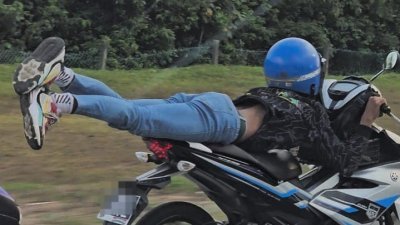 20岁男子在南北大道表演“超人”骑姿，结果被警方逮捕，延扣3天助查。（图取互联网）