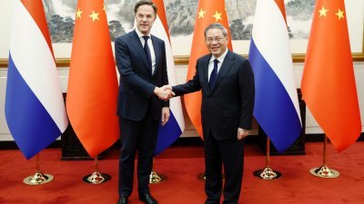 中国国务院总理李强在北京钓鱼台国宾馆，欢迎赴华进行工作访问的荷兰首相吕特。（图取自中新社）