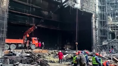 紧急服务人员周二在清理莫斯科郊外“番红花市政厅”音乐厅被烧毁的废墟。（图取自俄罗斯紧急情况部/法新社）