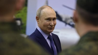 俄罗斯总统普京周三参观了位于特维尔地区托尔若克的第344陆军航空兵战斗训练和过渡中心并，与飞行员谈话。（图取自法新社）