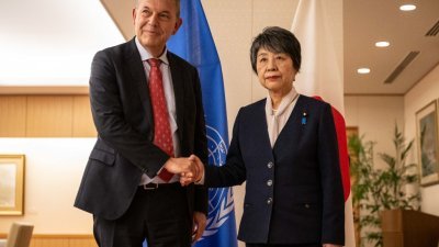 日本外务部长上川阳子（右）和UNRWA主任专员拉扎里尼周四在东京外交部会面。（图取自法新社）