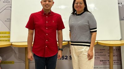 蔡建文（左）宣布，社区中心获吴莉绫协助，增设宣誓官服务。