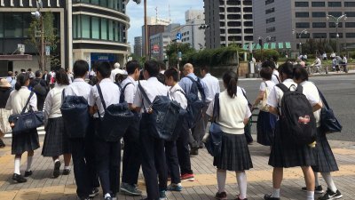 日本一群学生在首都东京走过斑马线。（法新社档案照）