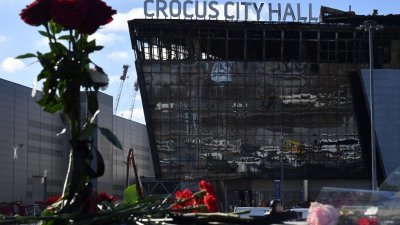 莫斯科近郊“番红花市政厅”音乐厅发生恐袭事件及被纵火烧毁，民众在大楼外摆放鲜花悼念遇难者。（图取自法新社）