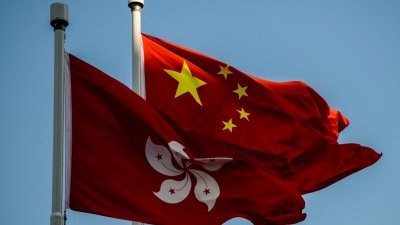 一面香港特区区旗和一面中国国旗，在香港的意志旗杆上飘扬。（图取自法新社）