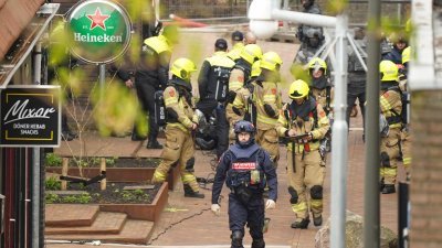 荷兰中部小镇埃德的一家咖啡厅周六早上发生挟持人质事件，警方和救援人员赶到现场处置。（图取自法新社）