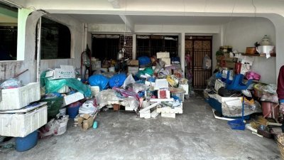 女屋主将回收物及垃圾堆积在住家庭园，引发卫生问题并对邻居造成困扰。（图由市政厅提供）
