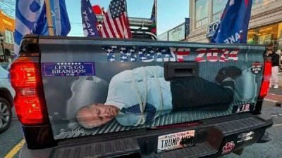 特朗普在他的社交媒体平台Truth Social分享一段影片，显示皮卡车尾门印著总统拜登手脚被绑、侧躺在车斗的图案。（图翻摄：社交平台X）