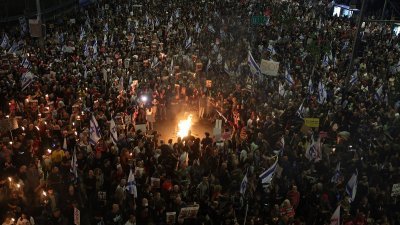 周六在以色列特拉维夫，人们走上街头示威，要求释放所有被关押在加沙的人质，以及要求总理内塔尼亚胡下台。（图取自法新社）