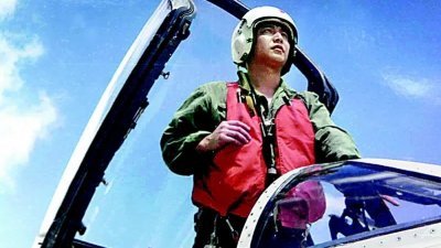 中国多地纷纷纪念23年前，因中美南中国海军机擦撞而丧命的飞行员王伟，并以纪念式称扬他是英雄。（法新社档案照）