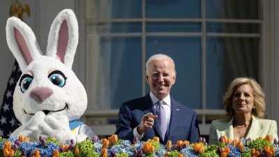 去年4月10日，美国总统拜登与第一夫人吉尔出席华盛顿特区白宫南草坪举行的年度复活节滚彩蛋活动。（法新社档案照）
