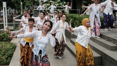 4月21日雅加达无车日期间，当地一群穿著印尼传统服装“Kebaya”的爱好者在购物中心的露天区域跳舞。（图取自法新社）