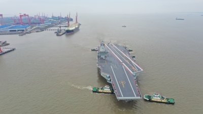 中国航母“福建舰”周三早上离开上海江南造船厂码头，展开首次海上航行试验。（图取自中国军号微博）