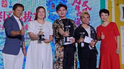 青年组冠军刘睿瑷 (中)、亚军蔡静婷 (右2)、季军陈舒薇 (左2)，与颁奖人丁巧（右）及彭永添（左）合影。
