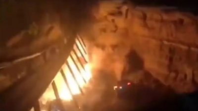 网上流传的画面显示，中国广东省梅大高速公路一处路面塌陷，多辆车子掉入塌陷处，现场还冒出火光。（图取自网络）