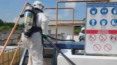 消拯局危险物品特别拯救部队在发生苯酚气体泄漏的工厂范围进行检测。