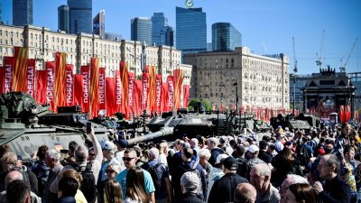 俄罗斯军方周三在首都莫斯科展出从乌克兰缴获“战利品”，名为“俄罗斯军队奖杯”的展览，引来万人空巷围观。（图取自法新社）