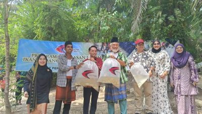 阿兹兰（左3起）与霹雳渔业局长莫哈末卡查里，联合主持鱼种释放仪式。