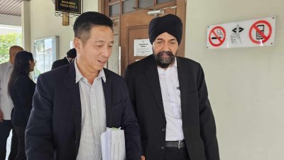 胡栋强（左起）与辩护律师拿督峇日星在休庭时，一起离开法庭。