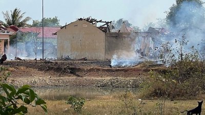 柬埔寨西南部磅士卑省农村地区的一座弹药库，在上周六发生爆炸，受到破坏的单层建筑周围不断冒出烟雾。（法新社档案照）