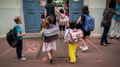 法国学校在2020年6月防疫措施放宽后重新开放，南部图卢兹一所小学的家长带著孩子，返回学校上课。（图取自法新社）