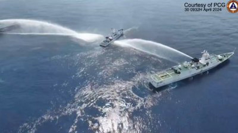 菲律宾海岸警卫队周二拍摄并发布的视频显示，菲律宾海岸警卫队船只在黄岩岛附近，被中国海警船用水炮袭击。（图取自菲律宾海岸警卫队/法新社）
