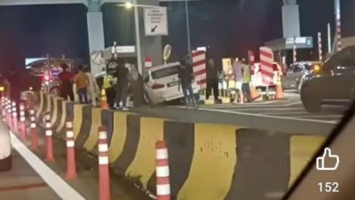 2两轿车昨晚在槟城大桥收费站前发生碰撞，导致其中一辆轿车四轮朝天；另一辆则撞上收费站石柱。