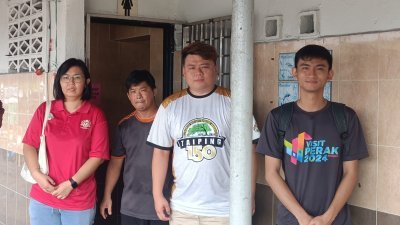 黄良伟（左3）与团队一起巡视保阁亚三巴刹公厕情况。