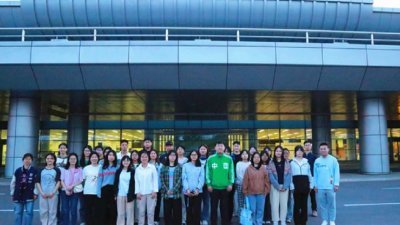 超过40名中国政府奖学金留学人员周四抵达平壤，中国驻朝鲜使馆文教处负责人等迎接。（图截自中国驻朝鲜大使馆网页）