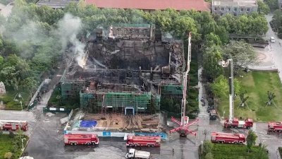 大火之后，河南大学明伦校区大礼堂的房顶已基本坍塌，被火烧过的建筑呈焦黑状。（图取自微博）