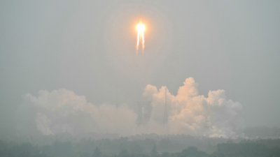 搭载嫦娥六号探测器的长征五号遥八运载火箭，周五下午从中国海南省的文昌航天发射场发射升空。（图取自法新社）
