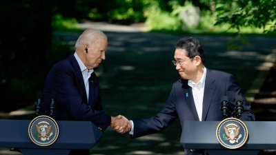 图为去年8月18日，美国总统拜登（左）和日本首相岸田文雄在日美韩首脑会谈后的联合记者会上握手。（图取自网络）