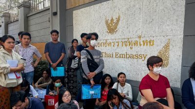 缅甸军政府2月发布强制征兵令后，引发出国潮，泰国驻仰光大使馆外出现申请签证的人潮。（图取自法新社）
