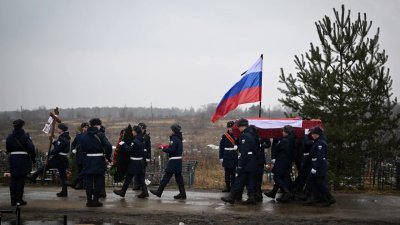 去年3月24日，一名阵亡的俄军士兵在图拉地区博戈罗迪茨克镇一处公墓举行葬礼。（图取自法新社）