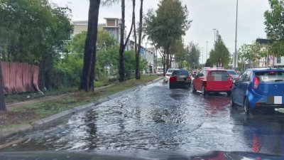 通往甲市区的哥打叻沙玛纳大路，只要下雨就会出现深约半尺的积水，淹没左侧车道。