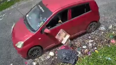 闭路电视拍摄到乘座轿车人士通过车窗，将垃圾抛出车外。