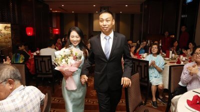 苏志雄（右）在生日当天自费在中餐馆举办一场感谢宴，向亲友致谢，身旁为他的女友杨雅娟。 （取自新加坡救护车圆梦队面子书）