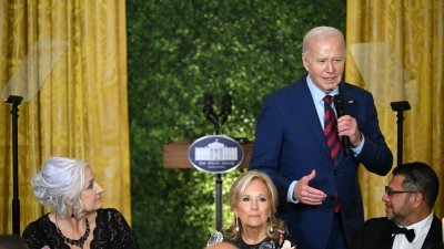 美国总统拜登周四在夫人吉尔的陪同下，在华盛顿白宫东厅的“年度教师”国宴上发表讲话。（图取自法新社）