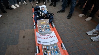 巴勒斯坦记者去年10月10日在被占领的约旦河西岸纳布卢斯市参加集会，谴责杀害记者事件。（图取自法新社）