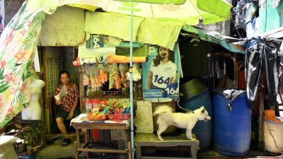 极端热浪席卷菲律宾，图为首都马尼拉一名沿途卖扇子的小贩。（图取自法新社）
