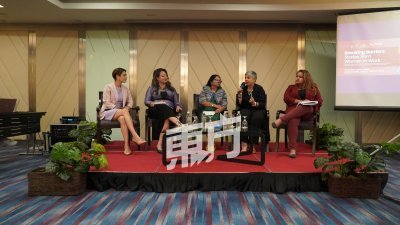 分享嘉宾与主持人针对女性在职场上所面对的问题和歧视发表看法。左起为主持人特米娜、谢毓琪、蕾塔、熙拉和布兰达。